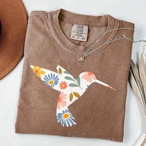 Floral Hummingbird Shirt, Animal Lover Tee,Bird Shirt,Trendy Tee,Gift For Her,Bird Lover T-Shirt,Spring Birds,Flower Shirt,Hummingbird Shirt