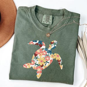 Comfort Colors Floral Sea Turtle Shirt, Sea Turtle Shirt, Cute Sea Turtle Shirt, Floral Turtle Shirt, Summer Beach Shirt, Ocean Shirt