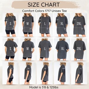 Puede incluir: Una tabla de tallas para camisetas unisex Comfort Colors 1717, que muestra vistas frontales, traseras y laterales para las tallas S a 2XL. La tabla incluye medidas en pulgadas para largo y ancho, con un modelo de 5'8 de altura y 125lbs de peso.