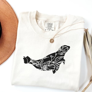 コンフォートカラーズ フローラルシールシャツ、シールシャツ、シールTシャツ、動物愛好家シャツ、オーシャンシャツ、シール愛好家、かわいいシードッグシャツ、フラワーシールTシャツ