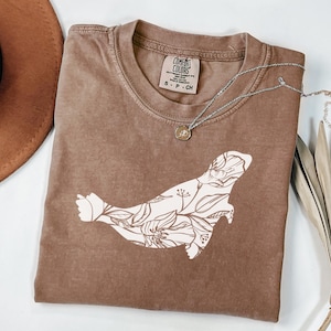 コンフォートカラーズ フローラルシールシャツ、シールシャツ、シールTシャツ、動物愛好家シャツ、オーシャンシャツ、シール愛好家、かわいいシードッグシャツ、フラワーシールTシャツ