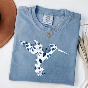 Floral Hummingbird Shirt, Animal Lover Tee,Bird Shirt,Trendy Tee,Gift For Her,Bird Lover T-Shirt,Spring Birds,Flower Shirt,Hummingbird Shirt