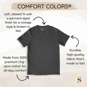 Puede incluir: Una camiseta gris carb&oacute;n de manga corta con cuello redondo. La prenda incluye el texto COMFORT COLORS, un ajuste relajado con acabado te&ntilde;ido en prenda para un estilo vintage y una tela duradera de alta calidad.
