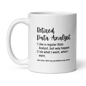 Peut inclure: Mug en céramique blanche avec un motif noir qui dit "Retraité Data Analyst" et comprend une définition du terme. La définition se lit comme suit : "1. Comme un analyste de données ordinaire, mais beaucoup plus heureux. 2. Je fais ce que je veux, quand je veux. Voir aussi : Ce n'est plus mon problème."
