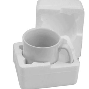 Pu&ograve; includere: Una tazza in ceramica bianca con manico, confezionata in una scatola di polistirolo bianca.