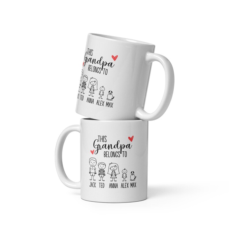 Puede incluir: Taza de cer&aacute;mica blanca con un dise&ntilde;o en negro y rojo. La taza dice "This Grandpa Belongs To" con una familia de figuras de palo y los nombres "Jack, Ted, Anna, Alex, Max".