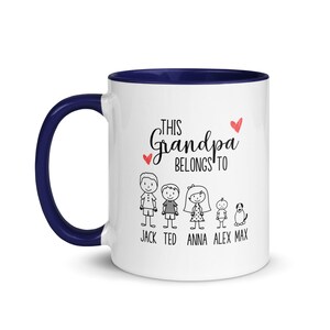 Puede incluir: Taza de caf&eacute; de cer&aacute;mica blanca con borde azul. La taza tiene una ilustraci&oacute;n en blanco y negro de una familia con el texto "This Grandpa Belongs To" y los nombres "Jack, Ted, Anna, Alex, Max".
