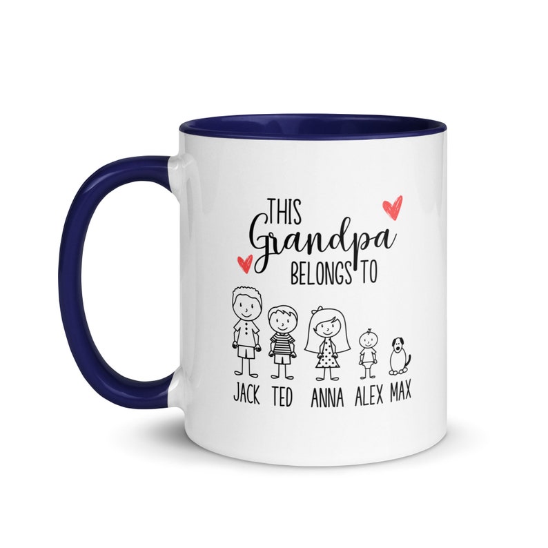 Puede incluir: Taza de caf&eacute; de cer&aacute;mica blanca con borde azul. La taza tiene una ilustraci&oacute;n en blanco y negro de una familia con el texto "This Grandpa Belongs To" y los nombres "Jack, Ted, Anna, Alex, Max".
