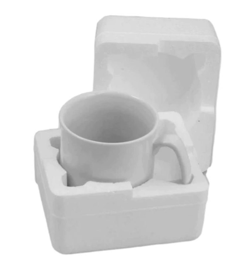Puede incluir: Una taza de cer&aacute;mica blanca con asa, empaquetada en una caja de poliestireno blanca.