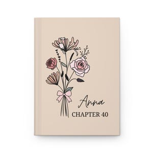 Peut inclure: Un journal beige avec une illustration florale et le texte "Anna Chapitre 40". Les fleurs sont roses, rouges et blanches.