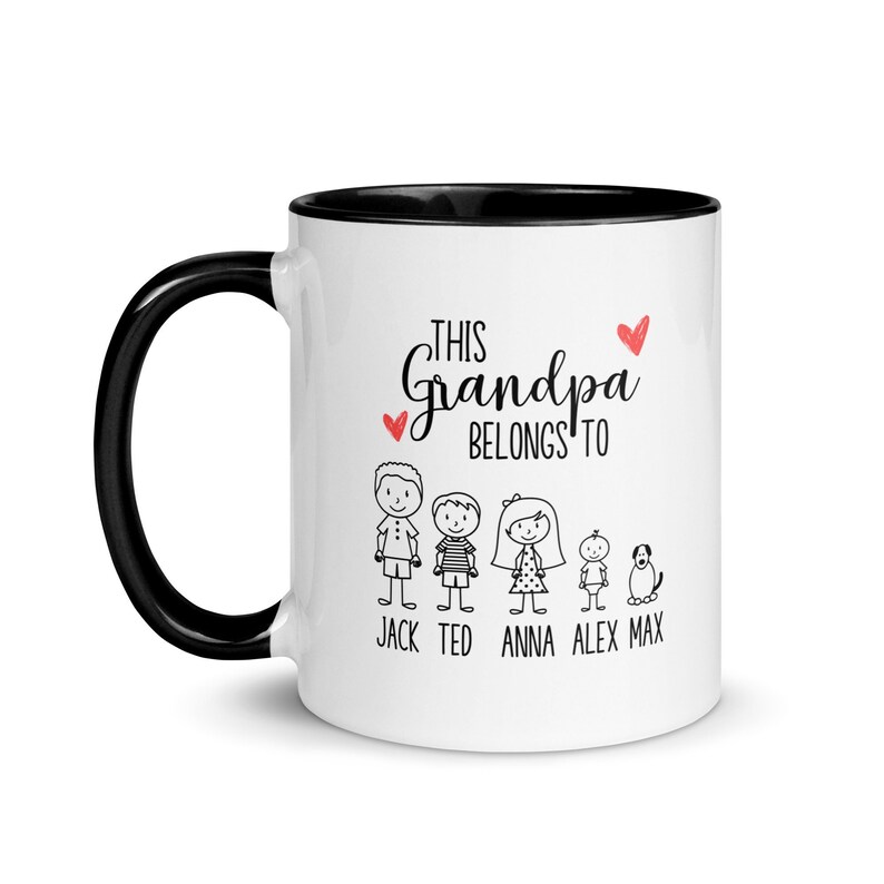 Puede incluir: Taza de caf&eacute; de cer&aacute;mica blanca con borde negro. La taza tiene una ilustraci&oacute;n en blanco y negro de una familia con el texto "This Grandpa Belongs To" y los nombres "Jack, Ted, Anna, Alex, Max".