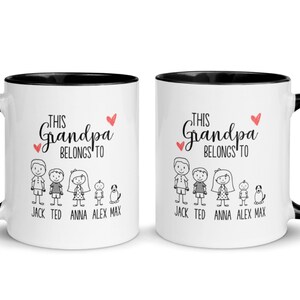 Puede incluir: Dos tazas de caf&eacute; blancas con bordes negros. Cada taza tiene una ilustraci&oacute;n en blanco y negro de una familia con el texto "This Grandpa Belongs To" y los nombres "Jack, Ted, Anna, Alex, Max".