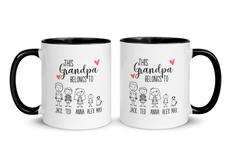 Puede incluir: Dos tazas de caf&eacute; blancas con bordes negros. Cada taza tiene una ilustraci&oacute;n en blanco y negro de una familia con el texto "This Grandpa Belongs To" y los nombres "Jack, Ted, Anna, Alex, Max".