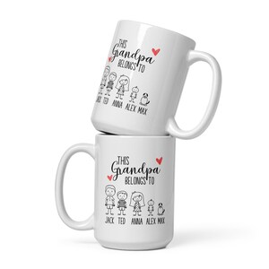 Puede incluir: Taza de cer&aacute;mica blanca con un dise&ntilde;o en negro y rojo. La taza dice "Este abuelo pertenece a" y presenta una familia de figuras de palo con los nombres Jack, Ted, Anna, Alex y Max.