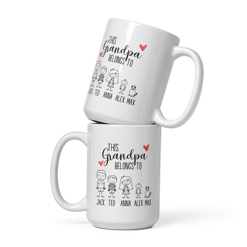 Puede incluir: Taza de cer&aacute;mica blanca con un dise&ntilde;o en negro y rojo. La taza dice "Este abuelo pertenece a" y presenta una familia de figuras de palo con los nombres Jack, Ted, Anna, Alex y Max.