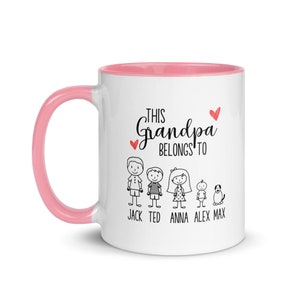 Puede incluir: Taza de cer&aacute;mica blanca con borde rosa. La taza tiene un dise&ntilde;o negro que dice "This Grandpa Belongs To" con dibujos de figuras de palo de una familia y sus nombres: Jack, Ted, Anna, Alex y Max. Hay corazones rojos en la taza.