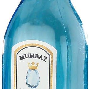 Puede incluir: Una botella de cristal azul claro de ginebra seca Mumbay Sky Blue. La botella tiene una tapa negra y un adorno dorado en forma de estrella. La etiqueta dice "Distilled Berlin Dry Gin Vapour Infused". La botella contiene 70cl y 40% de alcohol.