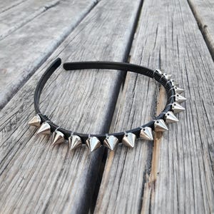 Punk Style Nietenkrone - Spike Stirnband - Stirnband mit Silbernen Spikes, Nieten | Punk, Gothic, Halloween, Deathrock, Spike Haar-Accessoire
