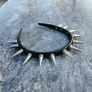 Punk Style Nietenkrone - Spike Stirnband - Stirnband mit Silbernen Spikes, Nieten | Punk, Gothic, Halloween, Deathrock, Spike Haar-Accessoire
