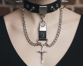 Handgemachter, Hochwertiger Leder Choker mit Metall Spikes - Rocker Style Cross Choker !