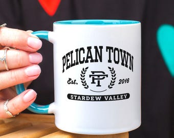 Caneca Stardew Valley Pelican Town | Caneca de café fofa com pixel art | Presente aconchegante para ela | Produtos Stardew Valley | Caneca para amantes de videogame