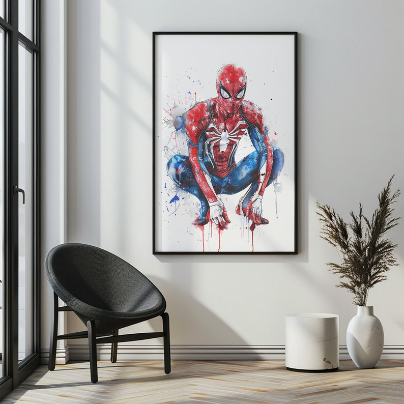 Pu&ograve; includere: Un'illustrazione incorniciata di Spider-Man con un costume rosso e blu, accovacciato con le braccia distese. Lo sfondo &egrave; bianco con schizzi di acquerello blu e rosso.