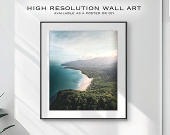 Könnte beinhalten: Gerahmtes Wandbild mit einer malerischen Luftaufnahme einer tropischen Küste. Das Bild zeigt einen Sandstrand, türkisfarbenes Wasser und üppige grüne Vegetation. Der Text oben lautet "HIGH RESOLUTION WALL ART" und "AVAILABLE AS A POSTER OR DIY".