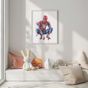 Pu&ograve; includere: Un dipinto ad acquerello di Spider-Man con un costume rosso e blu, accovacciato con le braccia distese. Il dipinto &egrave; incorniciato in una cornice bianca e appeso a una parete bianca.