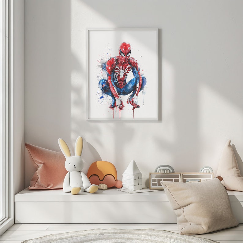 Pu&ograve; includere: Un dipinto ad acquerello di Spider-Man con un costume rosso e blu, accovacciato con le braccia distese. Il dipinto &egrave; incorniciato in una cornice bianca e appeso a una parete bianca.