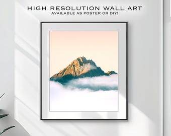 Descarga digital de un pico de montaña entre las nubes al amanecer en la Isla Sur de Nueva Zelanda. Arte mural neozelandés.
