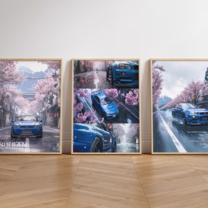 Puede incluir: Tres impresiones enmarcadas con un Nissan Skyline GT-R R34 azul conduciendo por una ciudad japonesa con cerezos en flor. La primera impresión muestra el coche conduciendo por una calle bordeada de cerezos en flor. La segunda impresión es un collage de imágenes con el coche en diferentes entornos, incluyendo un primer plano del frontal del coche. La tercera impresión muestra el coche conduciendo por un camino sinuoso con cerezos en flor a ambos lados.