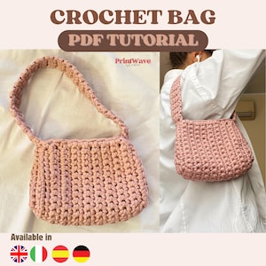 Può includere: Una borsa rosa all'uncinetto con una lunga tracolla. La borsa è mostrata su una superficie bianca e viene indossata da una persona. Il testo "CROCHET BAG PDF TUTORIAL" è in cima all'immagine. Il testo "PrintWave" è al centro dell'immagine. Il testo "Available in" è in fondo all'immagine, insieme alle bandiere del Regno Unito, dell'Italia, della Spagna e della Germania.