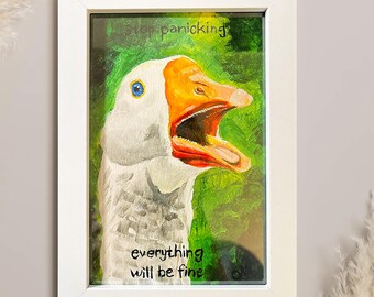 Lámina artística de un ganso divertido: «Deja de entrar en pánico, todo saldrá bien» en marco blanco