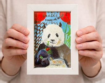 Lámina artística de un panda divertido: "Los bocadillos me hacen más amable" en marco blanco