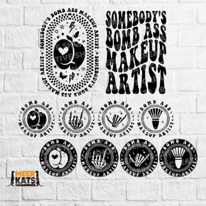 Op de afbeelding: Zwart-wit grafische ontwerpen met de tekst "SOMEBODY'S BOMB ASS MAKEUP ARTIST" in verschillende stijlen. Ontwerpen omvatten een appel met een hart, een skelet hand en een make-up kwast. De ontwerpen zijn voor een creatieve shop.