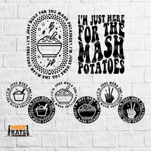 Puede incluir: Diseño gráfico en blanco y negro con el texto "Solo estoy aquí por el puré de papas". El diseño presenta un tazón de puré de papas con una cuchara, un signo de paz y un rayo.