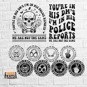 以下が含まれることがあります： 「You're in his DM's I'm in his police reports We are not the same」というテキストを含む白黒のグラフィックデザイン。デザインには、手錠をした頭蓋骨、手錠をしたスケルトンの手、2本の指を立てたスケルトンの手があります。