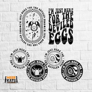 Può includere: Quattro disegni circolari in bianco e nero con il testo "Sono qui solo per le uova ripiene" in un font retrò. Ogni disegno presenta un'illustrazione diversa di un uovo ripieno.