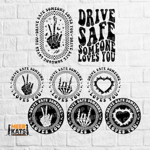 以下が含まれることがあります： レトロなフォントで「Drive Safe Someone Loves You」というテキストが書かれた白黒のグラフィックデザイン。デザインには、平和のサイン、ハート、ロックンロールのハンドジェスチャーが描かれており、すべてがスケルトンの手です。