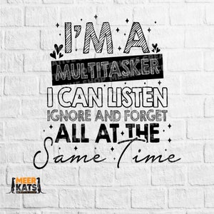 Puede incluir: Texto en blanco y negro sobre una pared de ladrillo blanco que dice "Soy un multitarea, puedo escuchar, ignorar y olvidar todo al mismo tiempo".