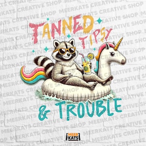 Puede incluir: Un mapache con gafas de sol y un flotador con forma de unicornio, sosteniendo un vaso de limonada. El texto "Tanned & Tipsy & Trouble" está escrito en una fuente colorida sobre el mapache.