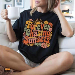 Inseguire per sempre i tramonti PNG - Citazione retrò boho del tramonto per magliette e vibrazioni estive