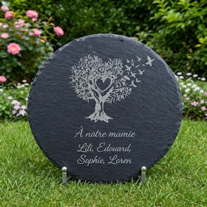 Könnte beinhalten: Runde, schwarze Gedenktafel aus Schiefer mit einem Baumdesign, einem herzförmigen Zentrum und wegfliegenden Vögeln. Der Text "À notre mamie Lili, Edouard, Sophie, Loren" ist in Silber eingraviert.