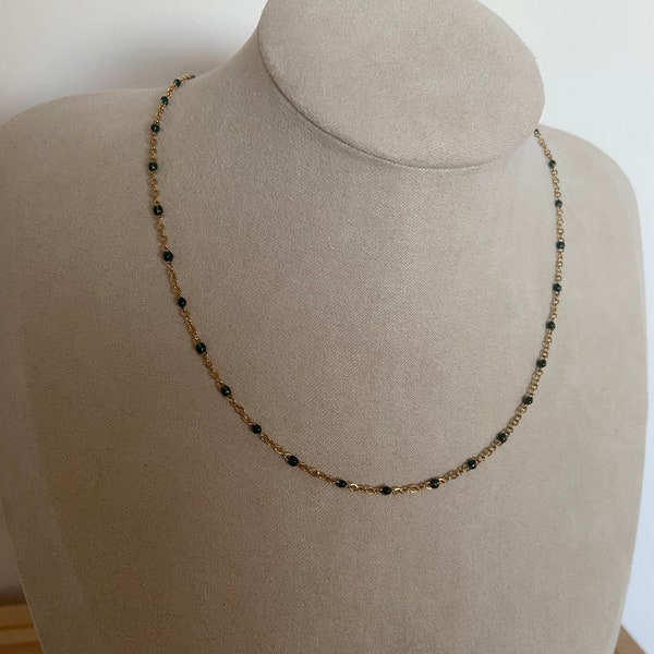 Collier chaîne doré à perles vertes