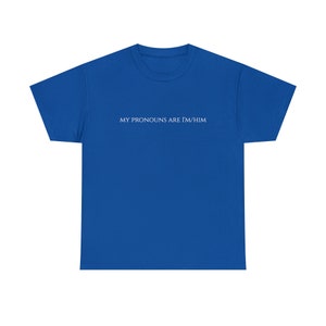 Può includere: Una t-shirt blu reale con il testo "MY PRONOUNS ARE I/HIM" stampato in bianco sul davanti.