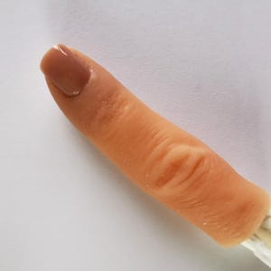 SU MISURA! Fatto apposta per te. Dito in silicone realistico fatto a mano. Puoi ordinare un dito indossabile, di un colore diverso o di altri desideri specifici.
