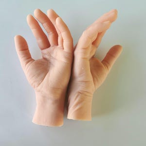 Mani in silicone morbido: calco dal vero di una donna.