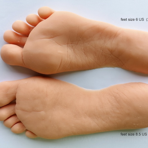 Semelle en silicone, fausse semelle en caoutchouc souple et silicone, pied gauche. Modèle réel d'une jeune femme.