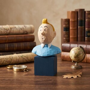 Busto de niño tallado a mano en madera, escultura de personaje de cómic nostálgico, figura de aventura retro, decoración de escritorio, arte en madera pintado a mano