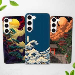 Könnte beinhalten: Drei Handyhüllen mit japanisch inspirierten Designs. Eine Hülle zeigt einen großen gelben Mond über einer Berglandschaft. Eine andere zeigt ein blaues Wellenmuster, und die dritte zeigt eine Tempelszene mit rotem Tor.